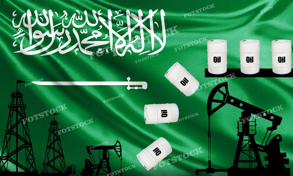 На фотографии изображены белые нефтяные бочки с надписью "Oil" на фоне флага Саудовской Аравии. Также видны силуэты нефтяных вышек и качалок, что подчеркивает роль страны в нефтедобыче и мировом нефтяном рынке. Это изображение может использоваться в материалах, связанных с нефтяной индустрией Саудовской Аравии, международными энергетическими рынками и геополитикой.